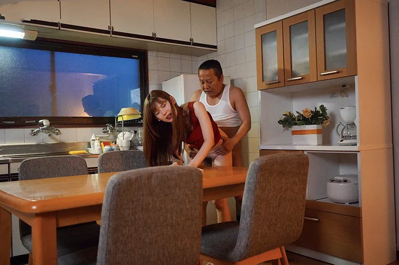 Con chim nhỏ bị người chồng mới của mẹ trả bài mỗi ngày, cho dù đã có người yêu